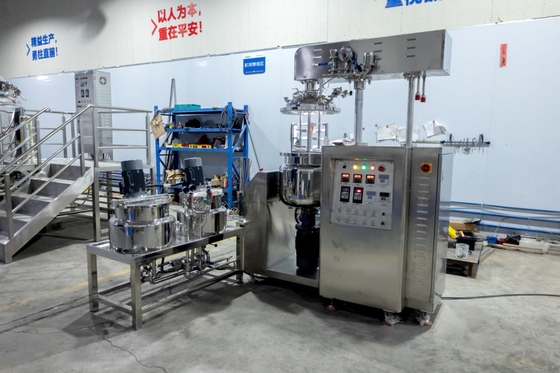 Un buen precio. Máquina mezcladora emulsionante al vacío con elevación hidráulica de acero inoxidable 50L en línea