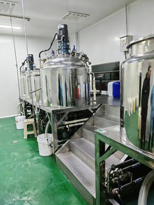 Un buen precio. Máquina de fabricación de champú integrada semiautomática para empresas emergentes en línea